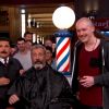 Mel Gibson se faisant raser la barbe par un inconnu en plein Hollywood pour l'émission de Jimmy Kimmel, le 6 janvier 2017. Avant cela, le jeune fan prénommé William s'était prêté au jeu en se faisant raser les cheveux par l'acteur.