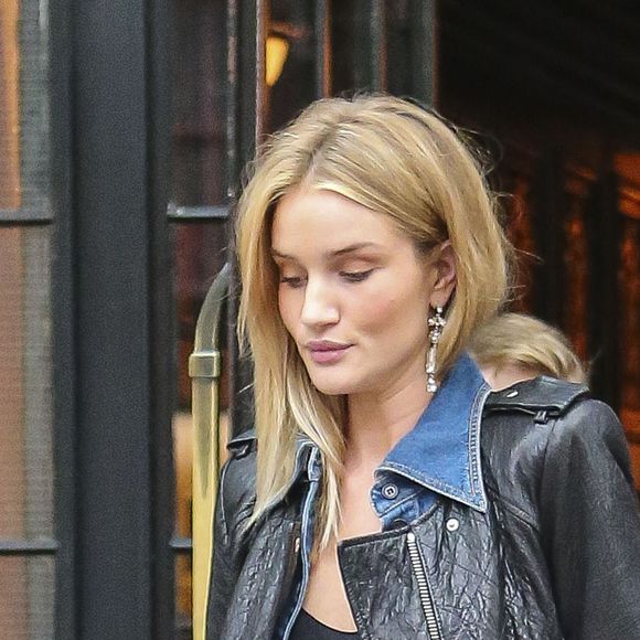 Rosie Huntington-Whiteley se promène dans le quartier de East Village à New York, le 20 octobre 2016