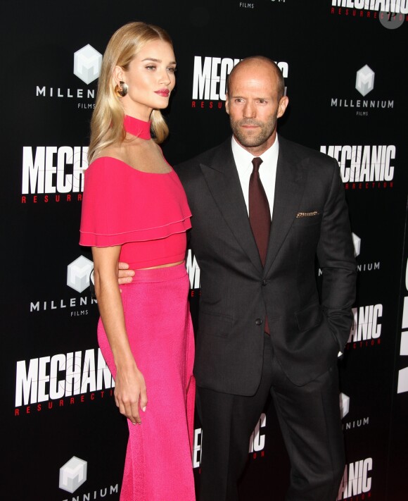Rosie Huntington-Whiteley et son mari Jason Statham à la première de Mechanic: Resurrection aux cinémas The Arclight à Hollywood, le 22 août 2016
