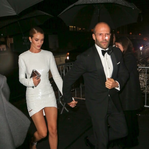 Jason Statham et sa compagne Rosie Huntington-Whiteley à la sortie de l'after party du MET Gala au Standard Hotel de New York le 2 mai 2016.