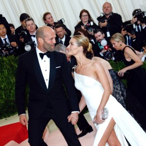 Rosie Huntington-Whiteley (robe Ralph Lauren) et son fiancé Jason Statham à la Soirée Costume Institute Benefit Gala 2016 (Met Ball) sur le thème de "Manus x Machina" au Metropolitan Museum of Art à New York, le 2 mai 2016. © Charles Guerin/Bestimage