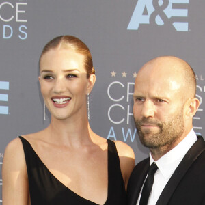 Rosie Huntington-Whiteley et son fiancé Jason Statham lors du 21ème gala annuel des "Critics' choice Awards" à Santa Monica, le 18 janvier 2016.