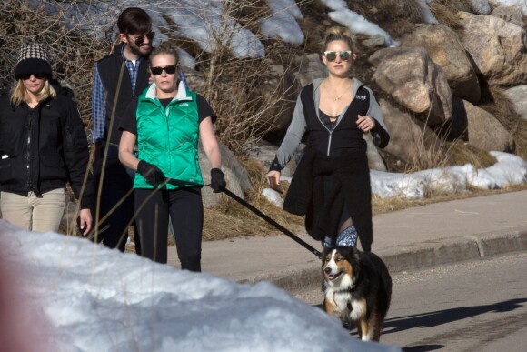 Exclusif - Kate Hudson en compagnie de Chelsea Handler et de leurs amis, se promènent à Aspen. Colorado, le 30 décembre 2016.