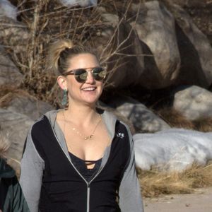 Exclusif - Kate Hudson en compagnie de Chelsea Handler et de leurs amis, se promènent à Aspen. Colorado, le 30 décembre 2016