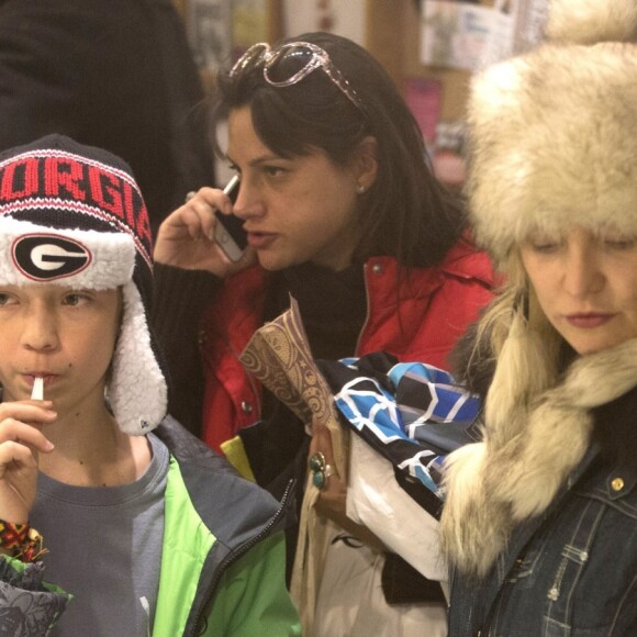 Exclusif - Kate Hudson emmène ses fils Ryder et Bingham manger une glace après un virée shopping à Aspen dans le Colorado le 22 décembre 2016.