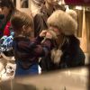 Exclusif - Kate Hudson emmène ses fils Ryder et Bingham manger une glace après un virée shopping à Aspen dans le Colorado le 22 décembre 2016.