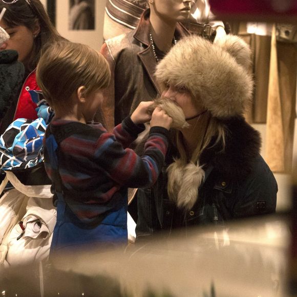 Exclusif - Kate Hudson emmène ses fils Ryder et Bingham manger une glace après un virée shopping à Aspen dans le Colorado le 22 décembre 2016.