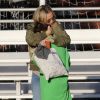 L'actrice Kate Hudson fait des selfies pendant que son fils dispute un match de football à Los Angeles le 2 décembre 2016