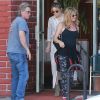 Kate Hudson , Goldie Hawn et Kurt Russell sortent du restaurant Early World à Brentwood Los Angeles, le 25 Novembre 2016