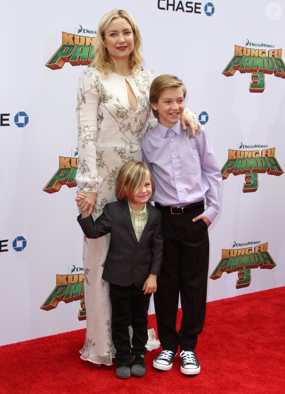 Kate Hudson avec ses enfants Ryder Robinson et Bingham Robinson lors la première de Kung Fu Panda 3 au théâtre "TCL Chinese" de Hollywood le 16 janvier 2016