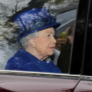 La reine Elizabeth II et le duc d'Edimbourg arrivent à la messe le 8 janvier 2017 à l'église de Sandringham (Norfolk). La première apparition de la reine en un mois et après plusieurs forfaits en raison d'un gros rhume.