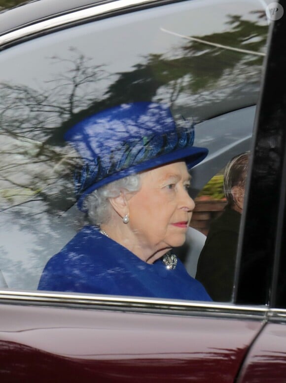 La reine Elizabeth II et le duc d'Edimbourg arrivent à la messe le 8 janvier 2017 à l'église de Sandringham (Norfolk). La première apparition de la reine en un mois et après plusieurs forfaits en raison d'un gros rhume.