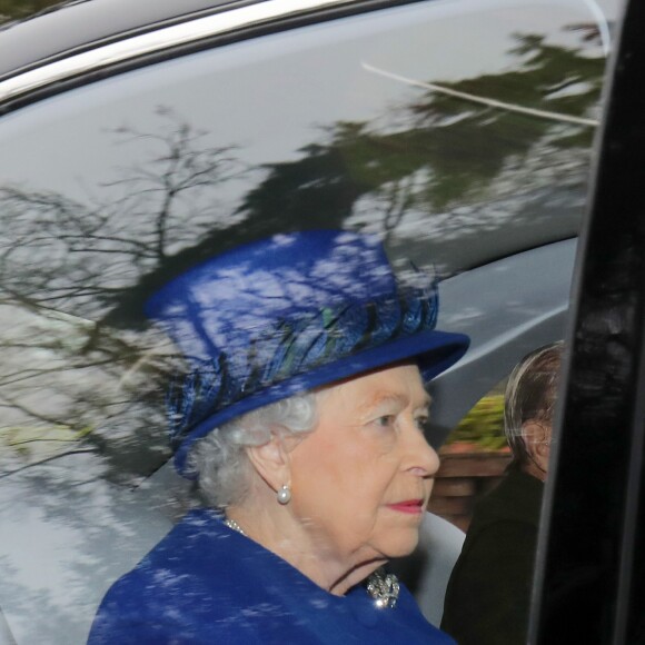 La reine Elizabeth II et le duc d'Edimbourg arrivent à la messe le 8 janvier 2017 à l'église de Sandringham (Norfolk). La première apparition de la reine en un mois et après plusieurs forfaits en raison d'un gros rhume.