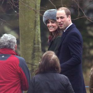 Le prince William et la duchesse Catherine de Cambridge repartent après la messe le 8 janvier 2017 à l'église de Sandringham (Norfolk), passant devant les gens venus saluer la famille royale.