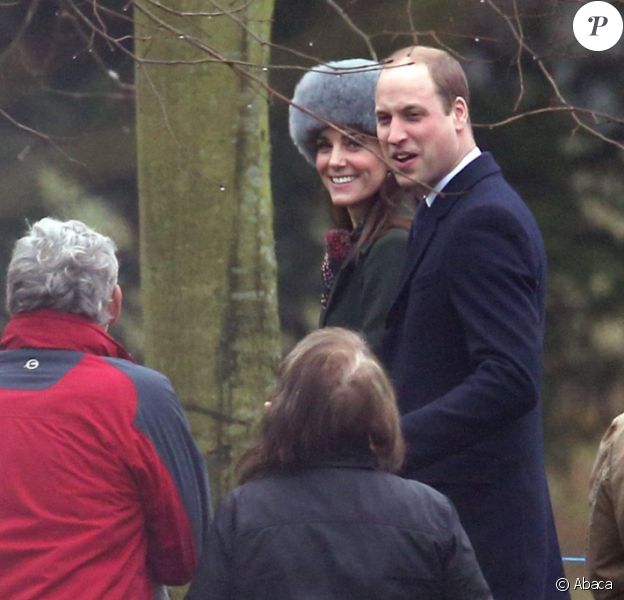 Le prince William et la duchesse Catherine de Cambridge repartent après la messe le 8 janvier 2017 à l'église de Sandringham (Norfolk), passant devant les gens venus saluer la famille royale.