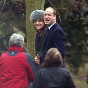 Le prince William et la duchesse Catherine de Cambridge repartent après la messe le 8 janvier 2017 à l'église de Sandringham (Norfolk), passant devant les gens venus saluer la famille royale.