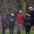 Le prince William et la duchesse Catherine de Cambridge repartent après la messe le 8 janvier 2017 à l'église de Sandringham (Norfolk), passant devant les gens venus saluer la famille royale.
