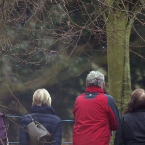 Le prince William et la duchesse Catherine de Cambridge repartent après la messe le 8 janvier 2017 à l'église de Sandringham (Norfolk), passant devant les gens venus saluer la famille royale.