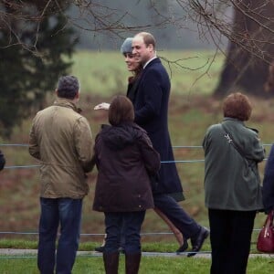 Le prince William et la duchesse Catherine de Cambridge repartent après la messe le 8 janvier 2017 à l'église de Sandringham (Norfolk), passant devant les gens venus saluer la famille royale.