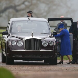 La reine Elizabeth II et le prince Philip repartent après la messe le 8 janvier 2017 à l'église de Sandringham (Norfolk).