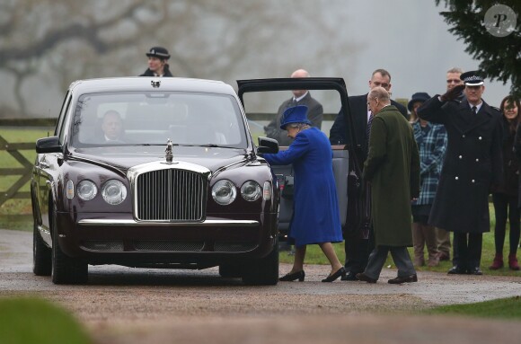La reine Elizabeth II et le prince Philip repartent après la messe le 8 janvier 2017 à l'église de Sandringham (Norfolk).