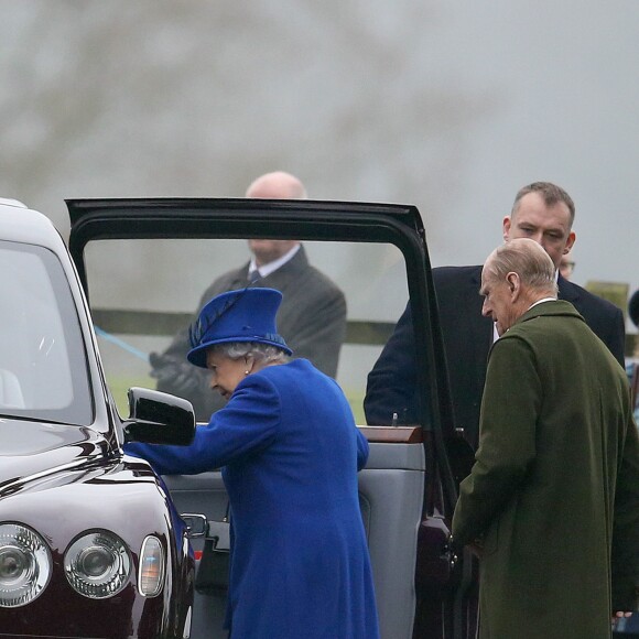 La reine Elizabeth II et le prince Philip repartent après la messe le 8 janvier 2017 à l'église de Sandringham (Norfolk).