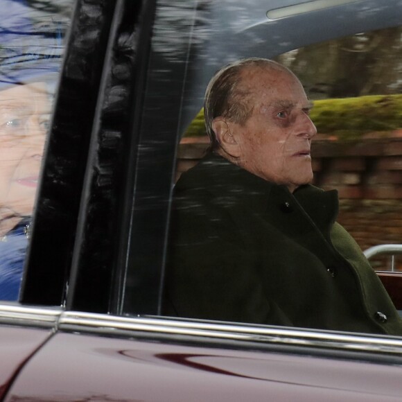 La reine Elizabeth II et le duc d'Edimbourg arrivent à la messe le 8 janvier 2017 à l'église de Sandringham (Norfolk). La première apparition de la reine en un mois et après plusieurs forfaits en raison d'un gros rhume.