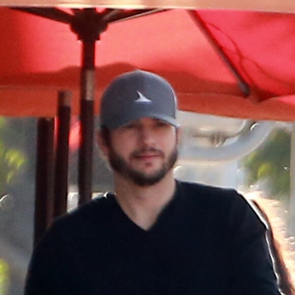 Exclusif - Ashton Kutcher avec sa femme Mila Kunis, leurs enfants Dimitri et Wyatt, et son beau-père Mark Kunis, vont prendre un petit déjeuner à Los Angeles le 8 janvier 2017