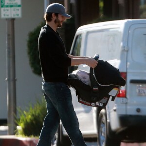 Exclusif - Ashton Kutcher avec sa femme Mila Kunis, leurs enfants Dimitri et Wyatt, et son beau-père Mark Kunis, vont prendre un petit déjeuner à Los Angeles le 8 janvier 2017