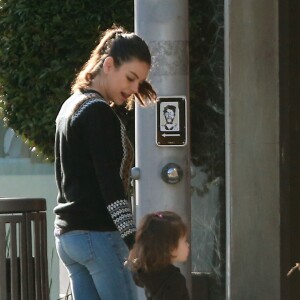 Exclusif - Ashton Kutcher avec sa femme Mila Kunis, leurs enfants Dimitri et Wyatt, et son beau-père Mark Kunis, vont prendre un petit déjeuner à Los Angeles le 8 janvier 2017