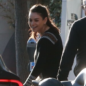 Exclusif - Ashton Kutcher avec sa femme Mila Kunis, leurs enfants Dimitri et Wyatt, et son beau-père Mark Kunis, vont prendre un petit déjeuner à Los Angeles le 8 janvier 2017