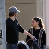 Exclusif - Ashton Kutcher avec sa femme Mila Kunis, leurs enfants Dimitri et Wyatt, et son beau-père Mark Kunis, vont prendre un petit déjeuner à Los Angeles le 8 janvier 2017