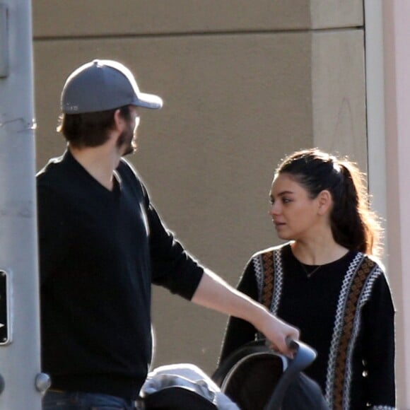 Exclusif - Ashton Kutcher avec sa femme Mila Kunis, leurs enfants Dimitri et Wyatt, et son beau-père Mark Kunis, vont prendre un petit déjeuner à Los Angeles le 8 janvier 2017