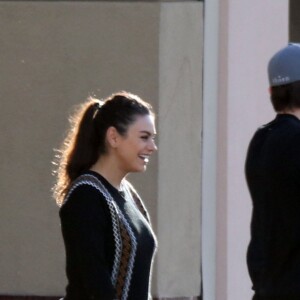 Exclusif - Ashton Kutcher avec sa femme Mila Kunis, leurs enfants Dimitri et Wyatt, et son beau-père Mark Kunis, vont prendre un petit déjeuner à Los Angeles le 8 janvier 2017