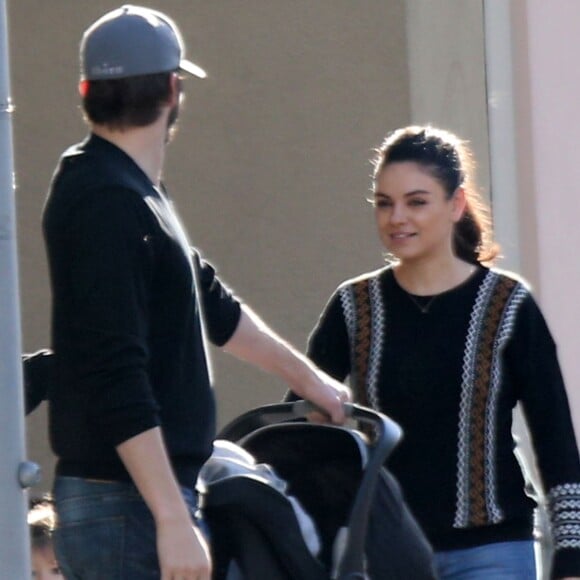 Exclusif - Ashton Kutcher avec sa femme Mila Kunis, leurs enfants Dimitri et Wyatt, et son beau-père Mark Kunis, vont prendre un petit déjeuner à Los Angeles le 8 janvier 2017