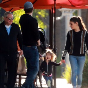 Exclusif - Ashton Kutcher avec sa femme Mila Kunis, leurs enfants Dimitri et Wyatt, et son beau-père Mark Kunis, vont prendre un petit déjeuner à Los Angeles le 8 janvier 2017 