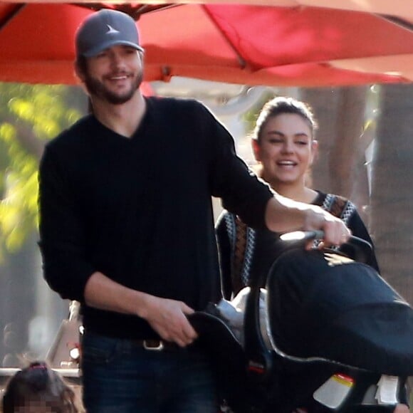 Exclusif - Ashton Kutcher avec sa femme Mila Kunis, leurs enfants Dimitri et Wyatt, et son beau-père Mark Kunis, vont prendre un petit déjeuner à Los Angeles le 8 janvier 2017 