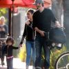 Exclusif - Ashton Kutcher avec sa femme Mila Kunis, leurs enfants Dimitri et Wyatt, et son beau-père Mark Kunis, vont prendre un petit déjeuner à Los Angeles le 8 janvier 2017 