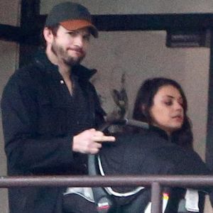 Exclusif - Ashton Kutcher avec sa femme Mila Kunis et leurs enfants Dimitri et Wyatt à Studio City le 5 Janvier 2017.