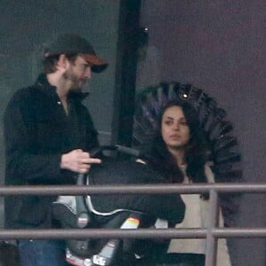 Exclusif - Ashton Kutcher avec sa femme Mila Kunis et leurs enfants Dimitri et Wyatt à Studio City le 5 Janvier 2017.
