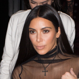 Kim Kardashian sortant de la fête d'anniversaire de Mario Dedivanovic, maquilleur de Kim Kardashian au restaurant Kinu à Paris, le 1er octobre 2016.