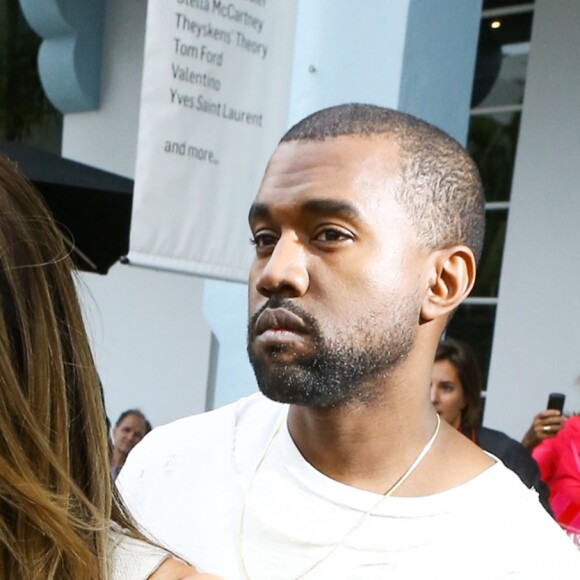 Kim Kardashian et son fiancé Kanye West vont faire du shopping a Miami, le 29 novembre 2013.