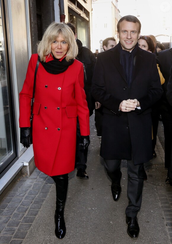 Emmanuel Macron (candidat à l'élection présidentielle 2017 et leader du mouvement "En Marche !") et sa femme Brigitte Macron (Trogneux) visitent le marché Saint-Pierre à Clermont-Ferrand, France, le 7 janvier 2017. © Patrick Bernard/Bestimage