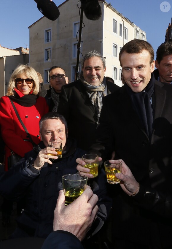 Emmanuel Macron (candidat à l'élection présidentielle 2017 et leader du mouvement "En Marche !") et sa femme Brigitte Macron (Trogneux) visitent le marché Saint-Pierre à Clermont-Ferrand, France, le 7 janvier 2017. © Patrick Bernard/Bestimage