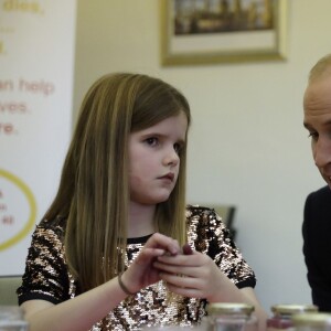 Le prince William évoque la perte de sa mère la princesse Diana avec Aoife, une fillette de 9 ans dont le père est décédé. La duchesse Catherine de Cambridge et le prince William visitaient ensemble le 11 janvier 2017 l'un des sites de Child Bereavement UK à Londres.