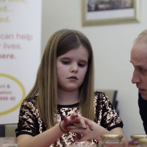 Le prince William évoque la perte de sa mère la princesse Diana avec Aoife, une fillette de 9 ans dont le père est décédé. La duchesse Catherine de Cambridge et le prince William visitaient ensemble le 11 janvier 2017 l'un des sites de Child Bereavement UK à Londres.