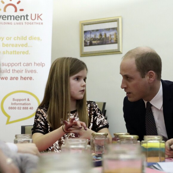 Le prince William évoque la perte de sa mère la princesse Diana avec Aoife, une fillette de 9 ans dont le père est décédé. La duchesse Catherine de Cambridge et le prince William visitaient ensemble le 11 janvier 2017 l'un des sites de Child Bereavement UK à Londres.