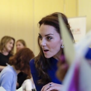 La duchesse Catherine de Cambridge et le prince William visitaient ensemble le 11 janvier 2017 l'un des sites de Child Bereavement UK à Londres. Le duc a été amené, une nouvelle fois, à évoquer la perte de sa mère la princesse Diana auprès d'enfants ayant perdu des proches.