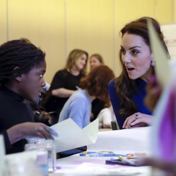 La duchesse Catherine de Cambridge et le prince William visitaient ensemble le 11 janvier 2017 l'un des sites de Child Bereavement UK à Londres. Le duc a été amené, une nouvelle fois, à évoquer la perte de sa mère la princesse Diana auprès d'enfants ayant perdu des proches.