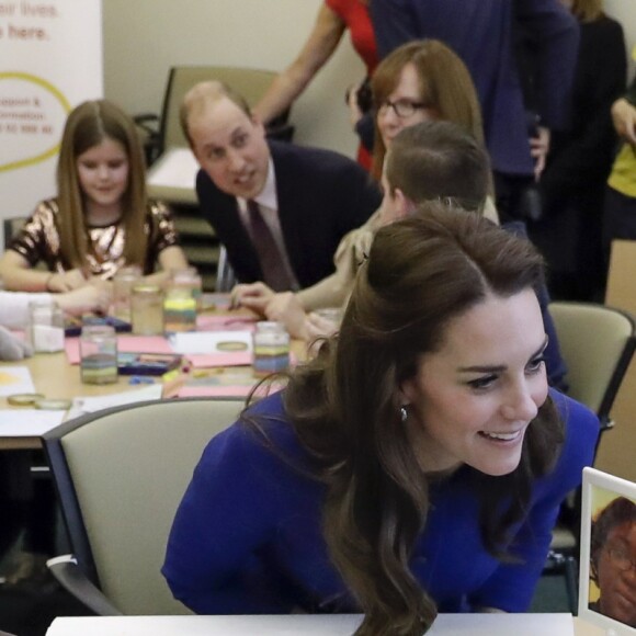 La duchesse Catherine de Cambridge et le prince William visitaient ensemble le 11 janvier 2017 l'un des sites de Child Bereavement UK à Londres. Le duc a été amené, une nouvelle fois, à évoquer la perte de sa mère la princesse Diana auprès d'enfants ayant perdu des proches.